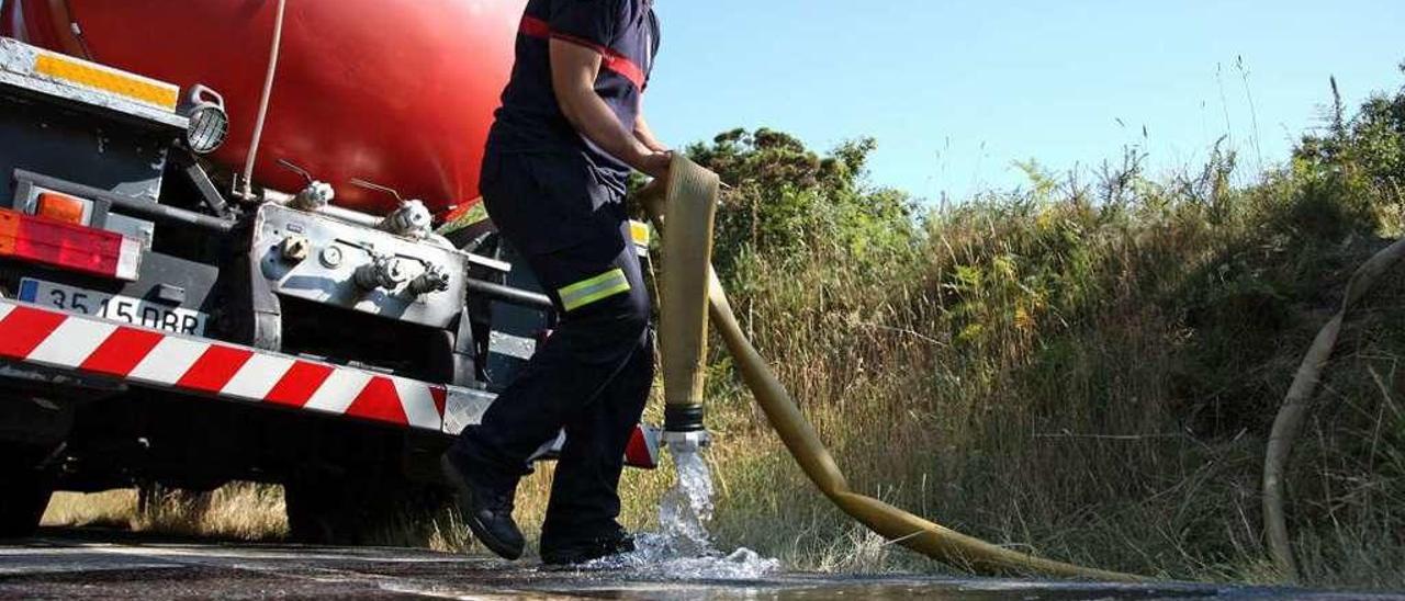 Efectivos de Emerxencias llenando el tanque de Codeseda, el pasado verano. // Bernabé/Luismy