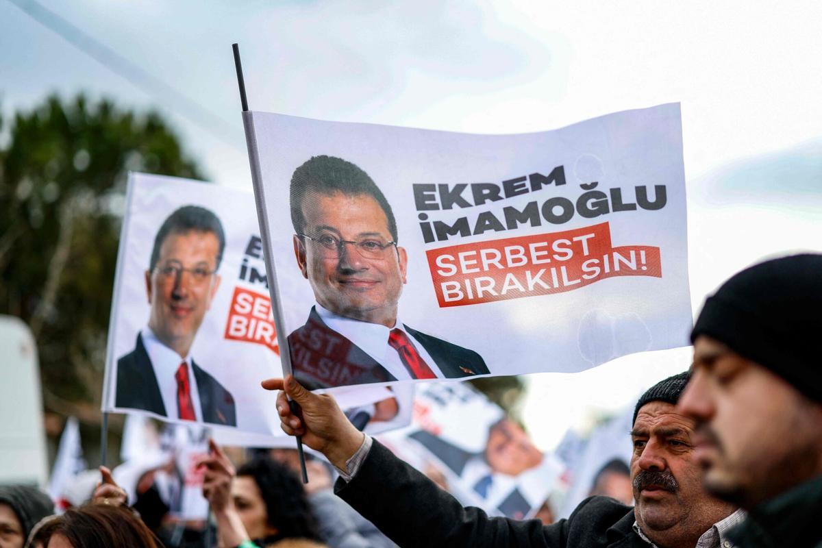 Protesta contra el juicio a Ekrem Imamoglu frente al juzgado, este lunes.