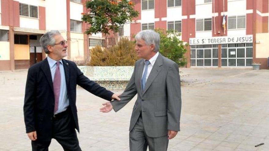 El rector de la ULPGC, José Regidor (i), y el consejero de Educación, José Miguel Pérez, ayer en el antiguo instituto. | santi blanco