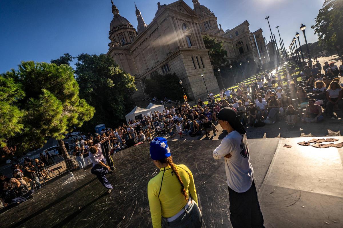 Curvas Battle 2vs2 Bonnie and Clyde. Espectáculo de Breakdance en el  Exterior del  MNAC