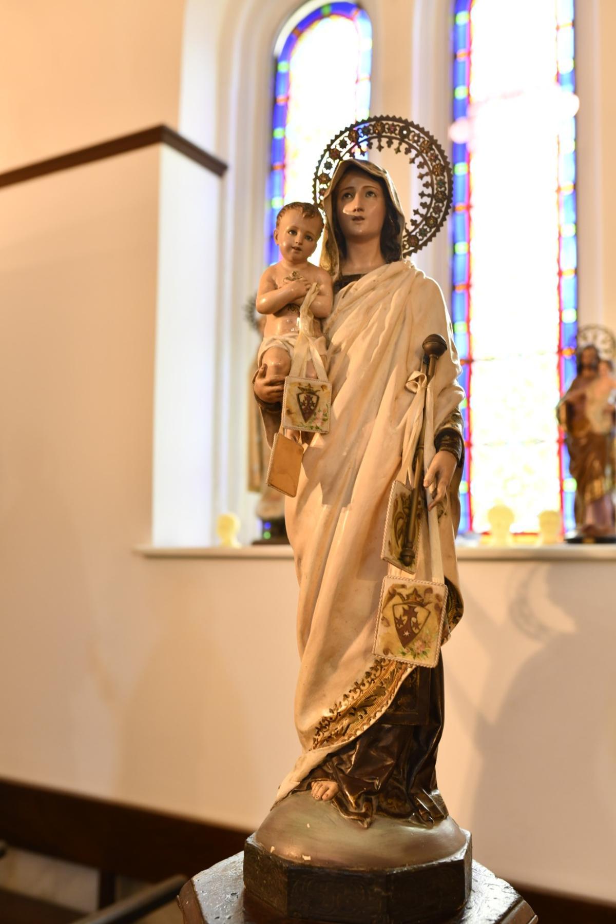 La talla de la Virgen existente en la capilla de conchas.
