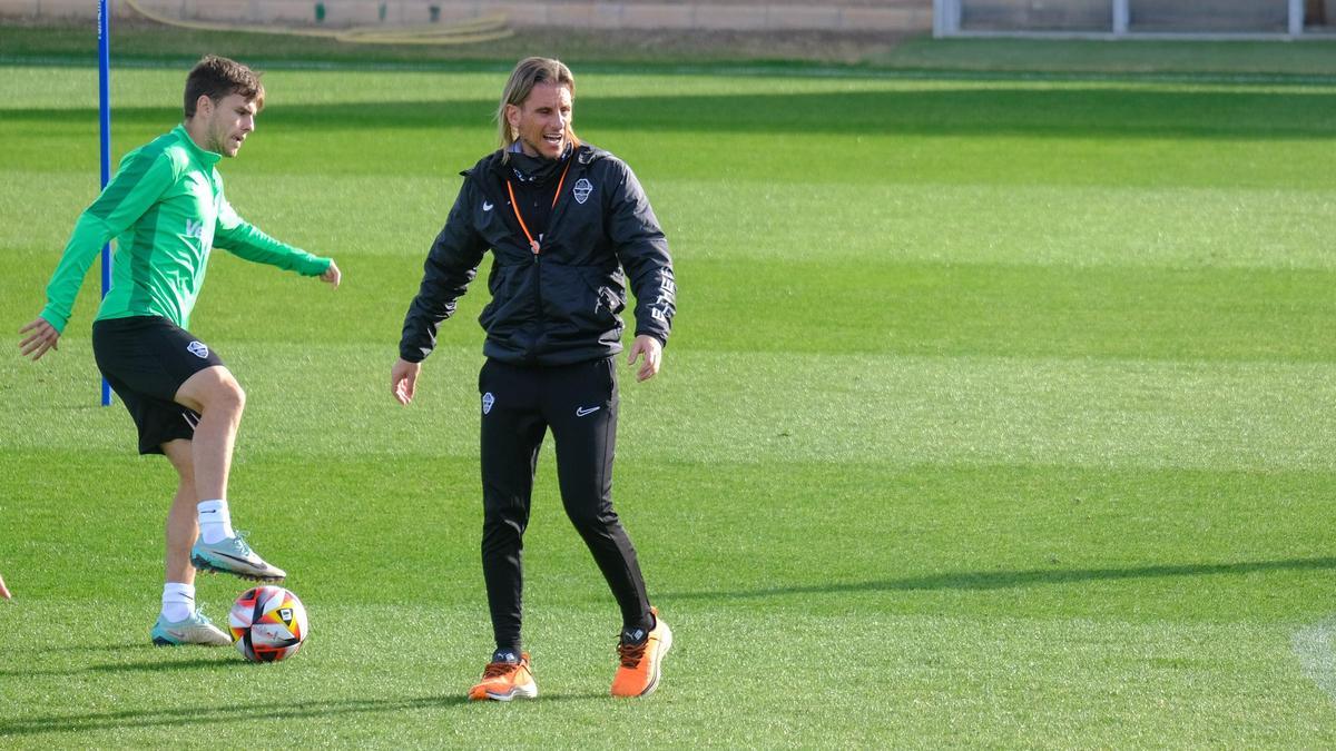 Beccacece dando instrucciones, durante un entrenamiento, con Áleix Febas al lado