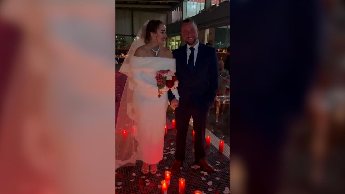 Unos voluntarios que se conocieron en la DANA se casan en el polideportivo de Sedaví