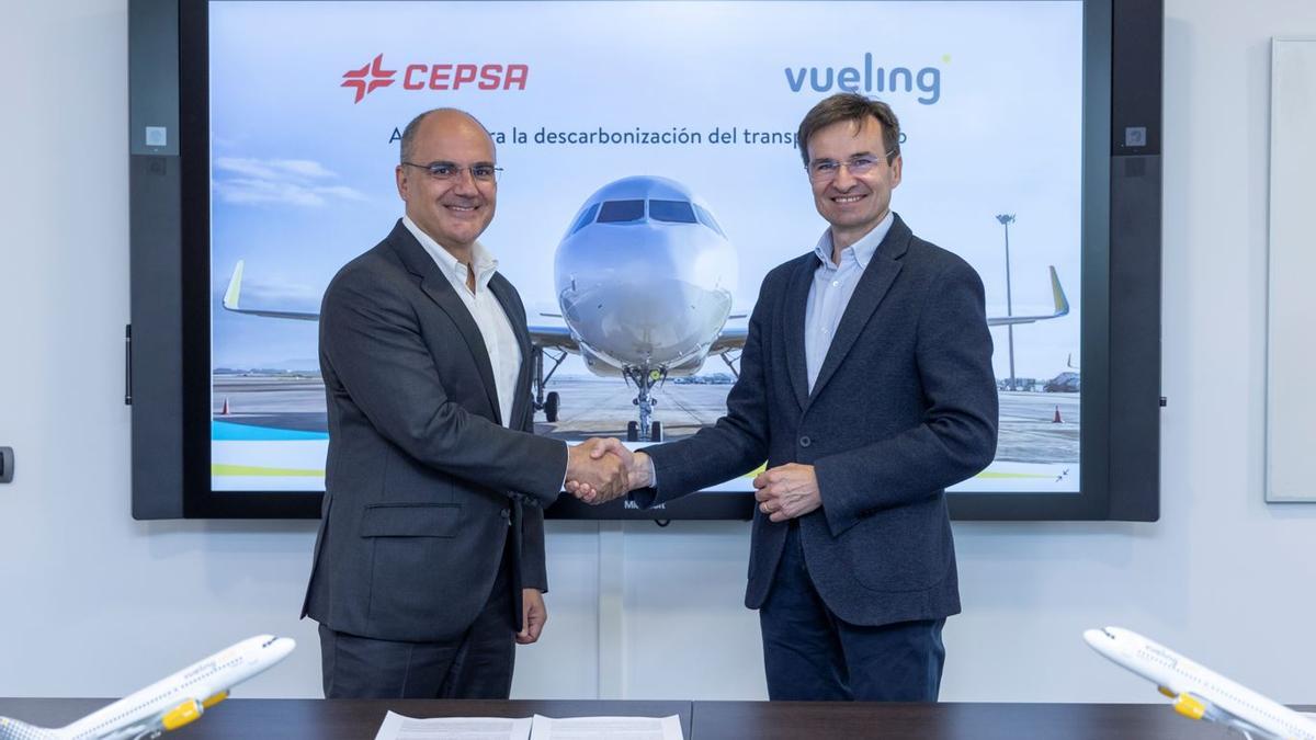 Cepsa y Vueling se alían para acelerar la descarbonización del transporte aéreo.