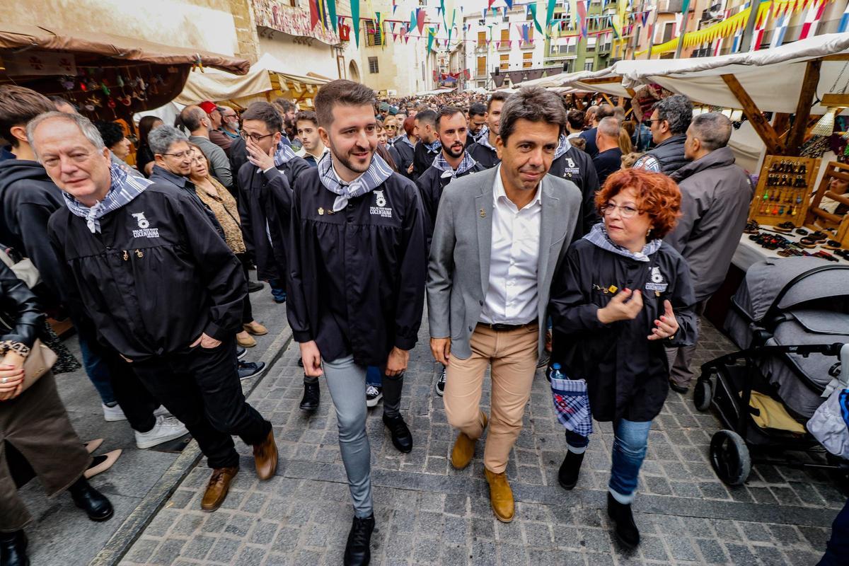 El presidente de la Generalitat junto al alcalde de Cocentaina, la concejal de Fira y el subdelegado del Gobierno recorriendo el recinto del certamen.