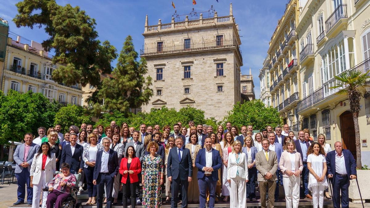 Fotografía de la candidatura autonómica del PSPV-PSOE frente al Palau de la Generalitat