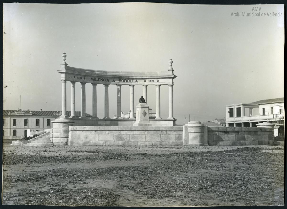 Foto histórica del antiguo monumento de Sorolla en el Cabanyal.