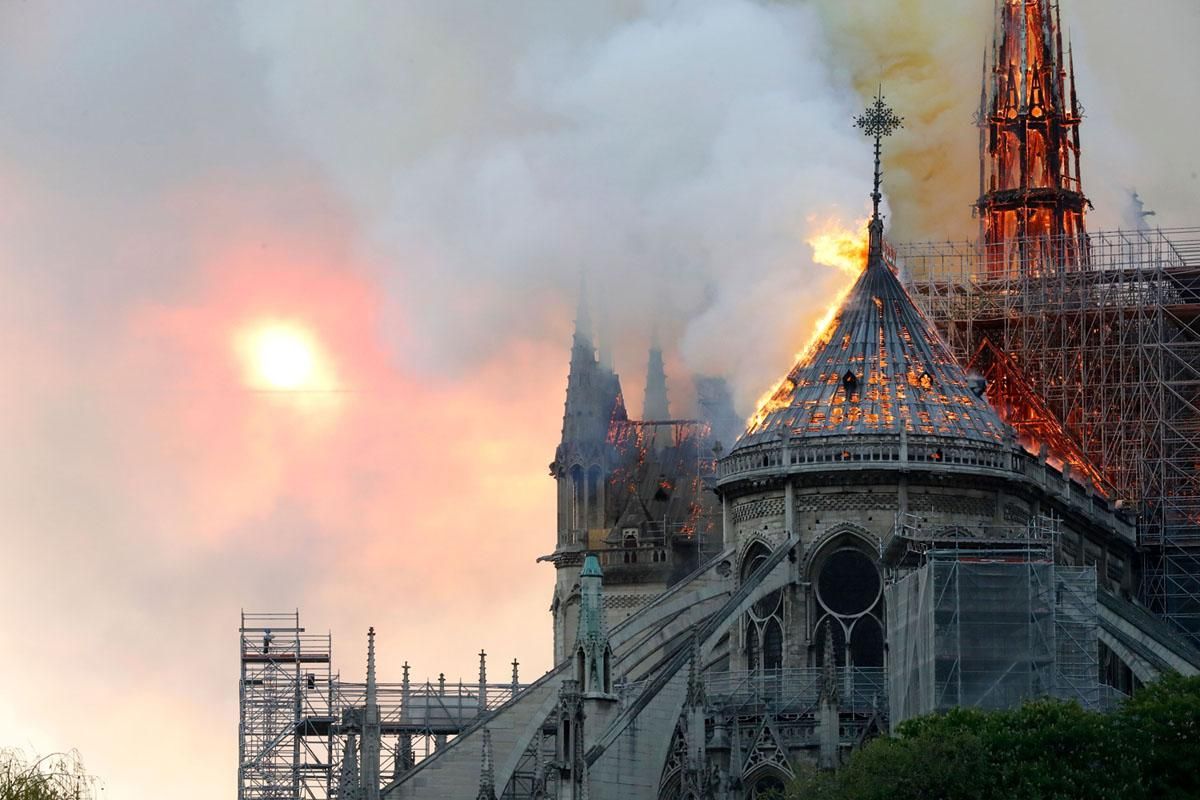 Incendio en la Catedral de Nôtre Dame