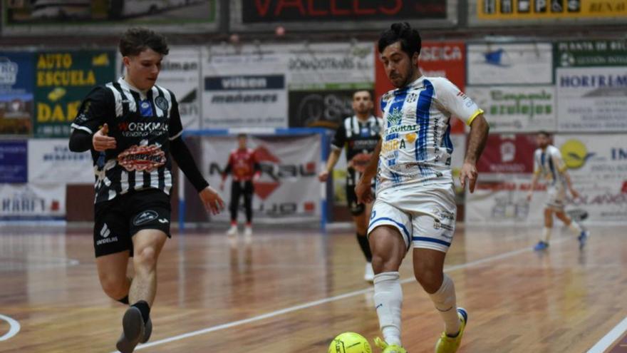 Un jugador del Atlético Benavente encara a un adversario. | CEDIDA