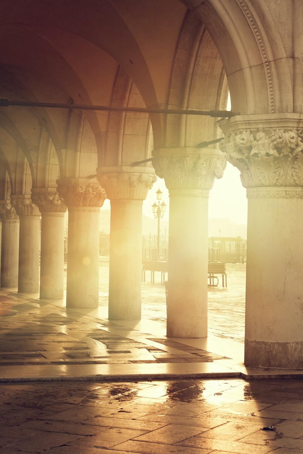Arcos del Palacio Ducal al amanecer.