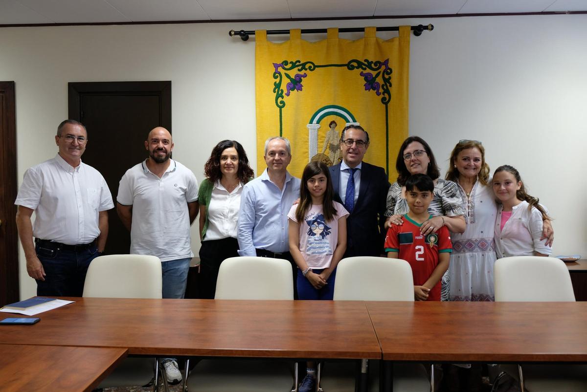 Docentes y alumnado del colegio San José de Calasanz de Málaga, en la Delegación de Educación.