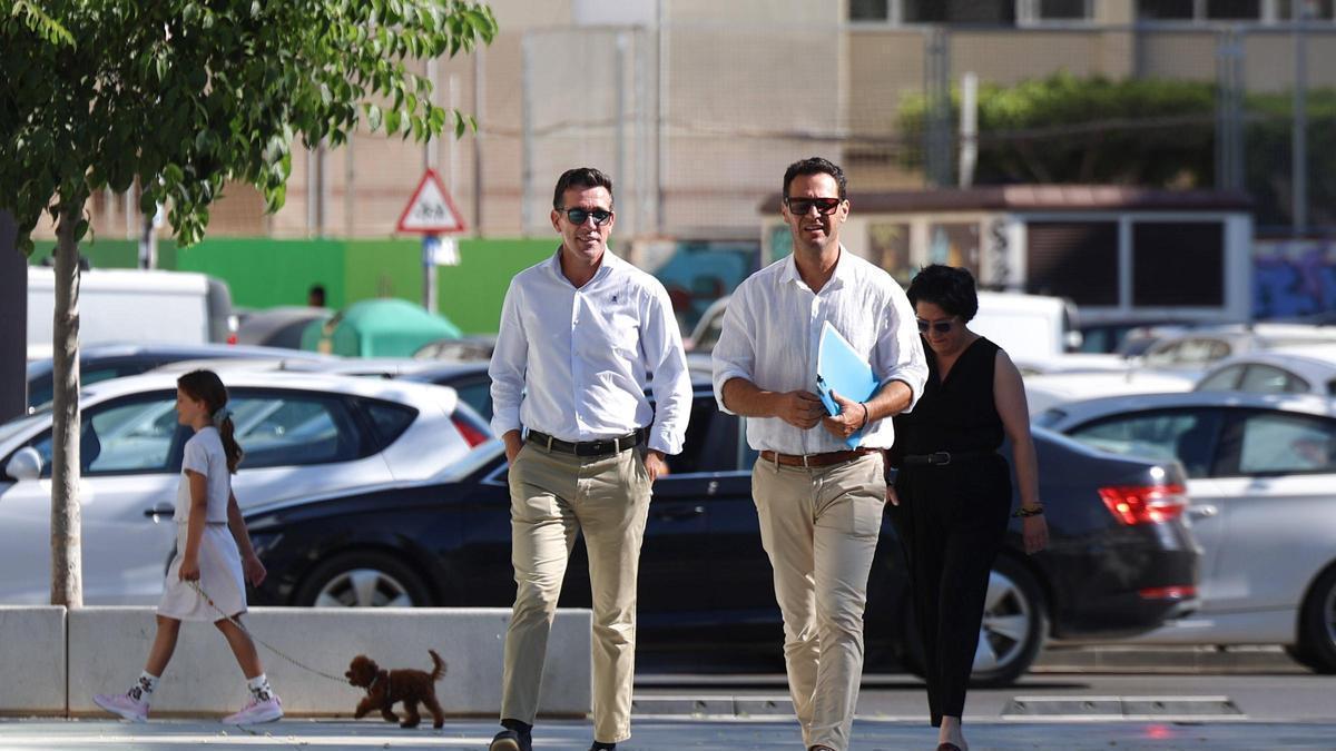 Miguel Tur, a la izquierda de la imagen, a su llegada para declarar en los juzgados de sa Graduada.