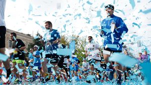 Los corredores toman la salida de comenzar la media maratón de Madrid este domingo.