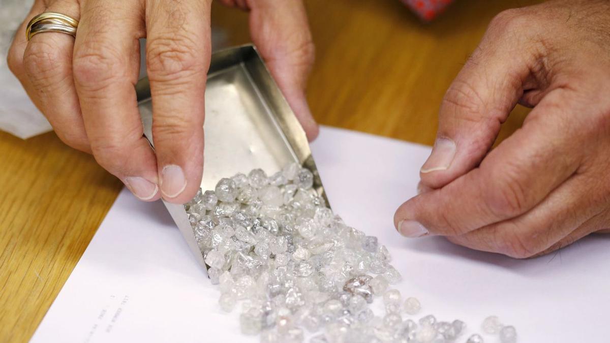 El acusado ofreció a las víctimas participar en un negocio de diamantes de Sierra Leona.