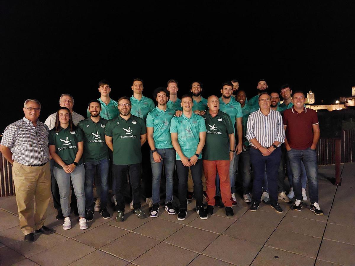 Jugadores, técnicos y directivos, tras la visita a la ciudad monumental, en el restaurante de la cena posterior.
