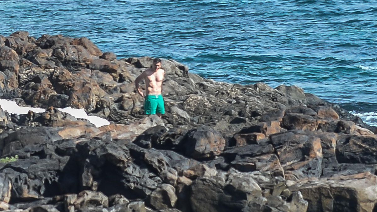Pedro Sánchez, el 3 de enero de 2019, dándose un baño junto a La Mareta, en Lanzarote.