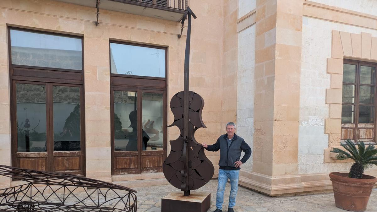 Guillem Crespí posa junto a la escultura de un violín.