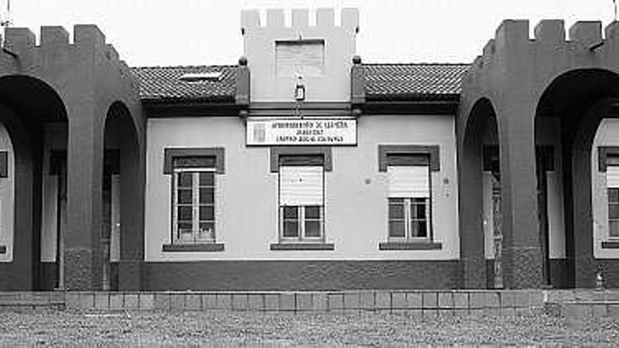 Fachada de la escuela taller de Llanera.