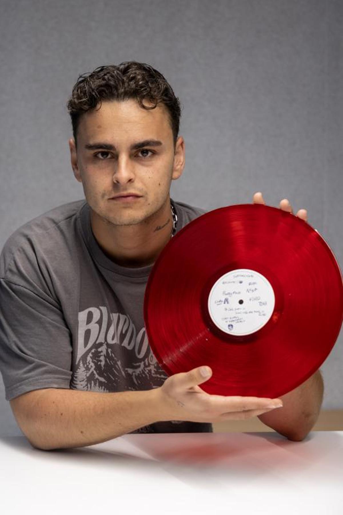 Adrián, más conocido como Funzo, con su vinilo en la sede de INFORMACIÓN en Alicante