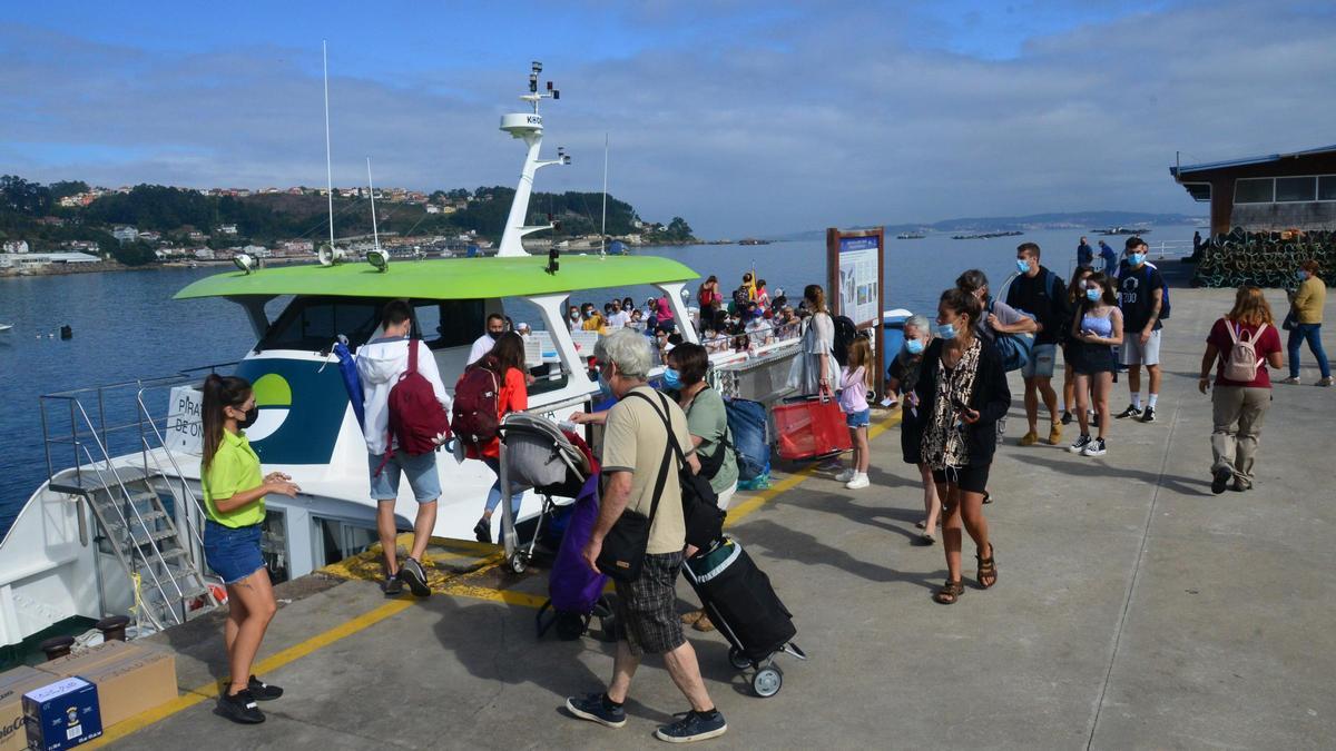Viajeros embarcando en el puerto de Bueu con rumbo a la isla de Ons.