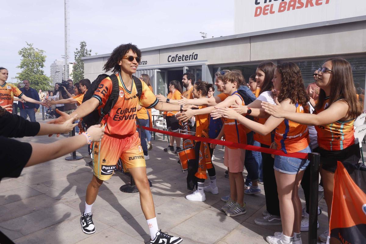 Así fue el recibimiento de los aficionados de Valencia Basket  antes de enfrentarse al  Perfumerías