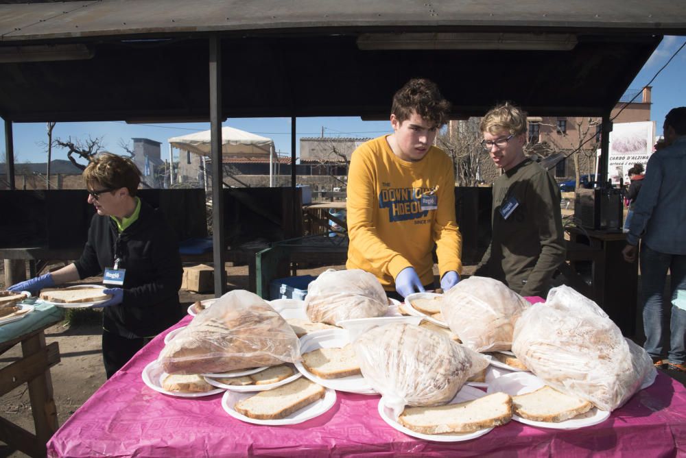 Famílies vingudes d''arreu de la Catalunya central i també de fora comparteixen àpat amb Manresa amb productes de la terra