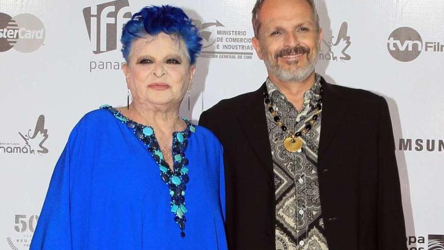 Lucía Bosé con su hijo Miguel a la llegada al Festival Internacional de Cine de Panamá.