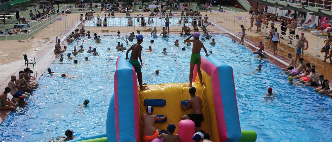 Primeros chapuzones en Mieres: Turón estrena la temporada de baños con una fiesta y Paxío tiene usuarios desde hace días