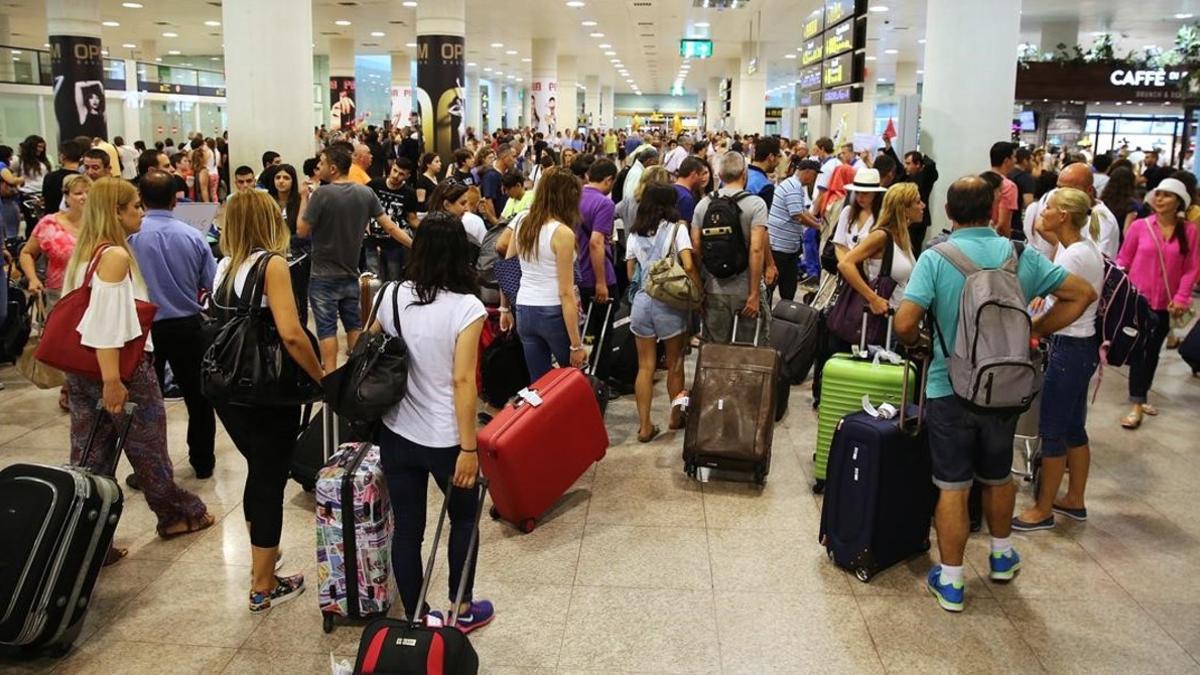 Pasajeros en el aeropuerto de Barcelona-El Prat.