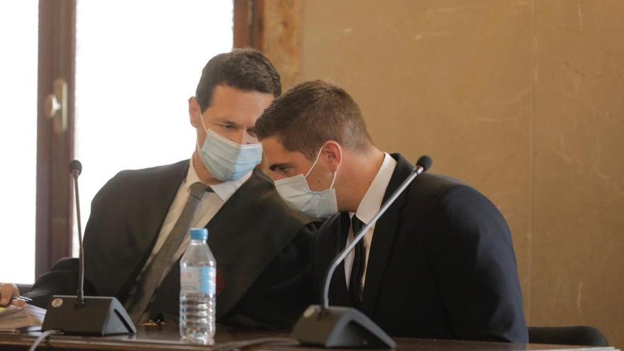 El acusado de matar a su compañero de piso a puñetazos en Ibiza durante el juicio (derecha) junto a su abogado (izquierda).