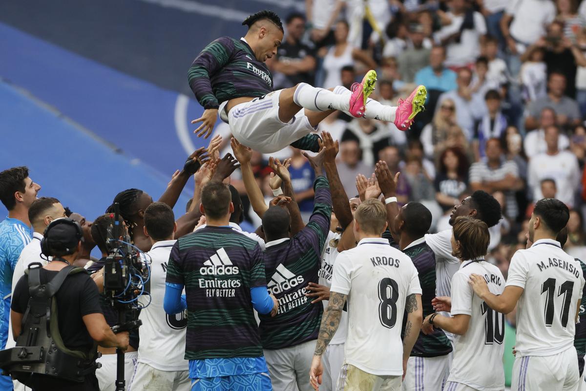 MADRID, 04/06/2023.- El delantero del Real Madrid, Mariano, manteado por sus compañeros en su último encuentro con el equipo madridista a la finalización del encuentro que Real Madrid y el Athletic Club de Bilbao han disputado este domingo en el estadio Santiago Bernabéu. EFE/ Mariscal.