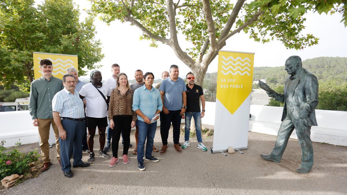 Grupo de personas fundadoras y que apoyan el nuevo partido &#039;Sa Veu des Poble&#039;, esta mañana en Sant Miquel.