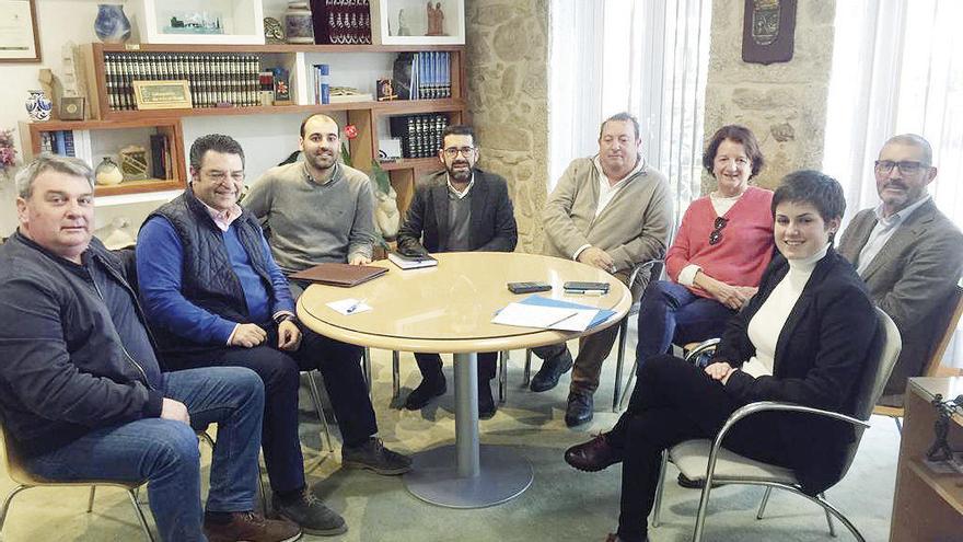 Alcaldesa de O Rosal (1ª d.) y representantes de reconocidas bodegas, en su reunión. // C. O Rosal