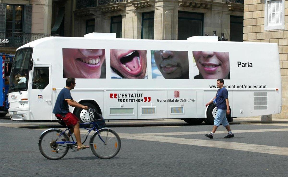 El 5 de julio del 2004 el bus de l’Estatut inició su recorrido por todas las comarcas catalanas para implicar a la población en el debate del texto.