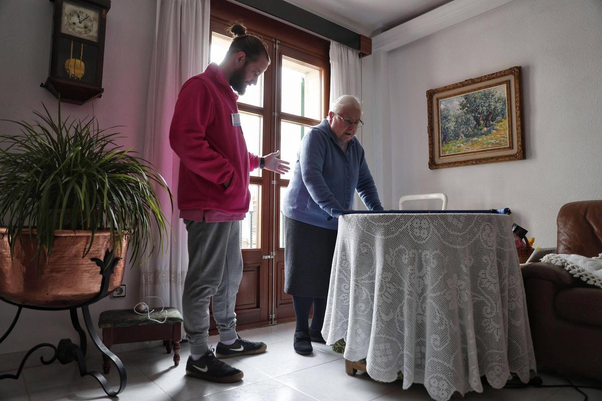 Toni ayuda a Margalida con sus ejercicios diarios. Ha vuelto a caminar después de una intervención.