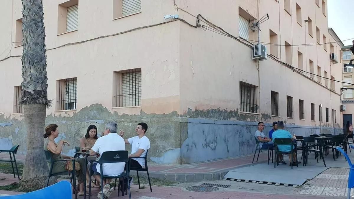 Ciudadanos sentados en los bares que rodean al cuartel.