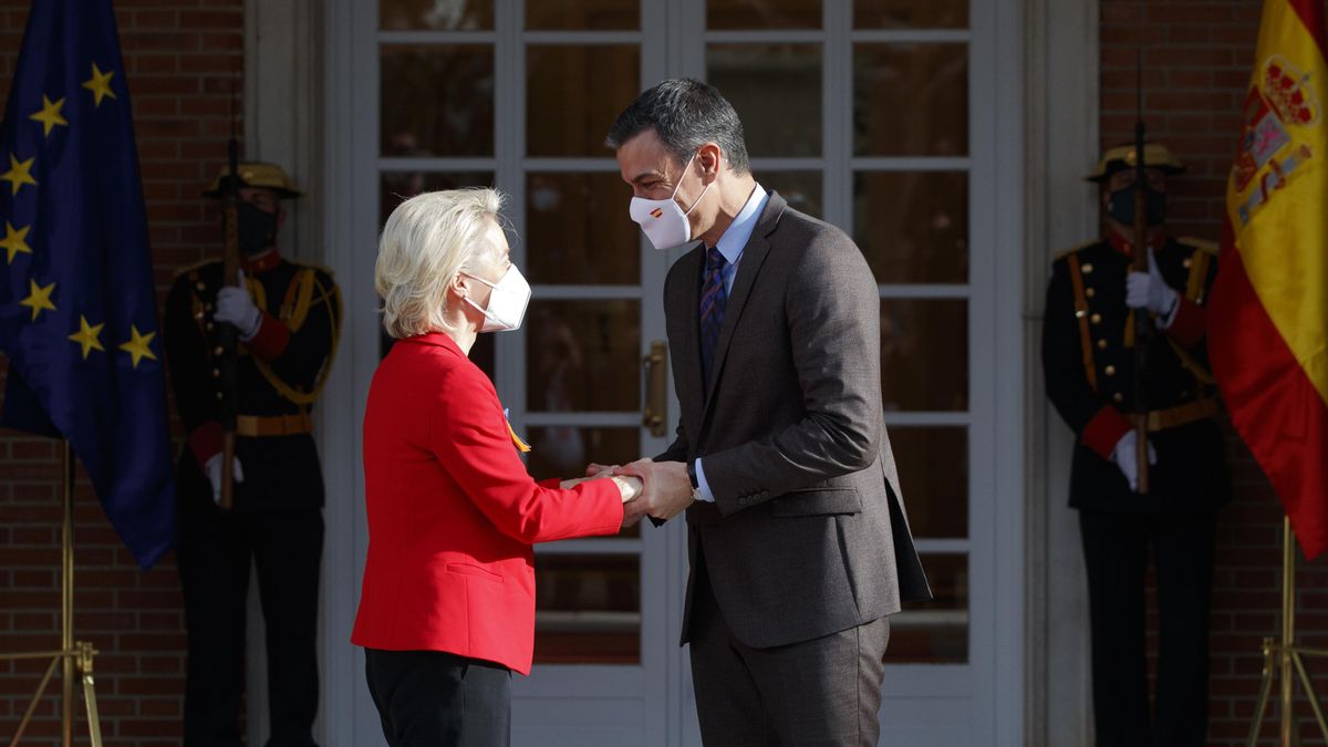 Sánchez recibe a la presidenta de la Comisión Europea, Úrsula von der Leyen, en Moncloa