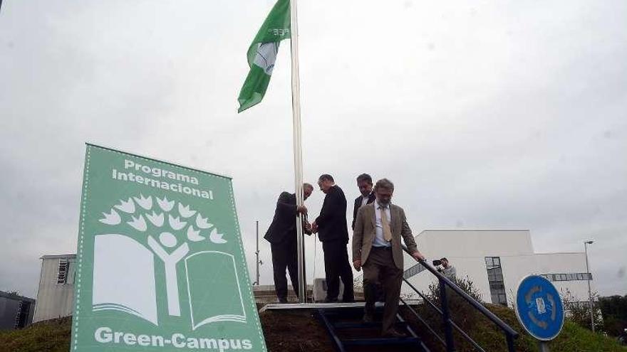 Izado de la bandera en el campus pontevedrés. // Rafa Vázquez