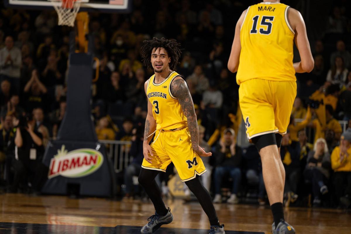 Aday Mara lleva el balón durante el partido del Michigan ante el Villanova.