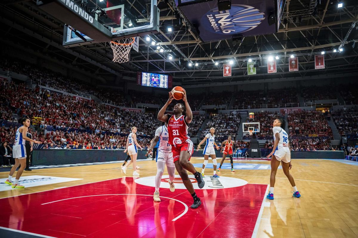 Aminata Gueye, en un partido con el Casademont Zaragoza