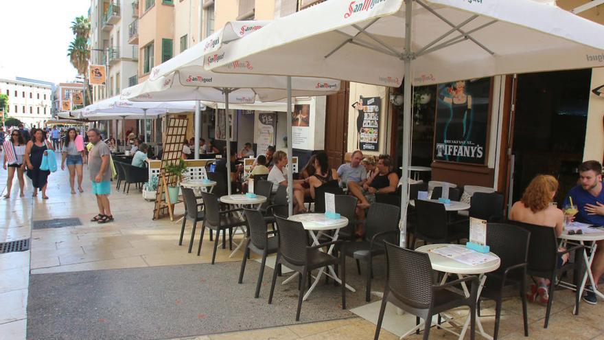 Algunas de las terrazas de negocios de hostelería que hay en la calle Alcazabilla.