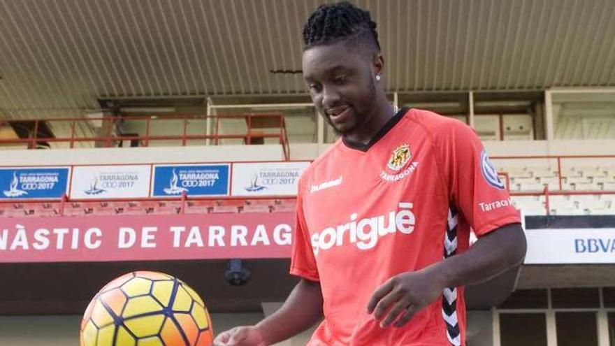 Levy Madinda, ayer, en el Nou Estadi de Tarragona. // Cristina Aguilar