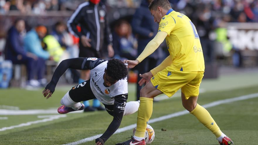 El Valencia y el Cádiz empatan sin goles en Mestalla