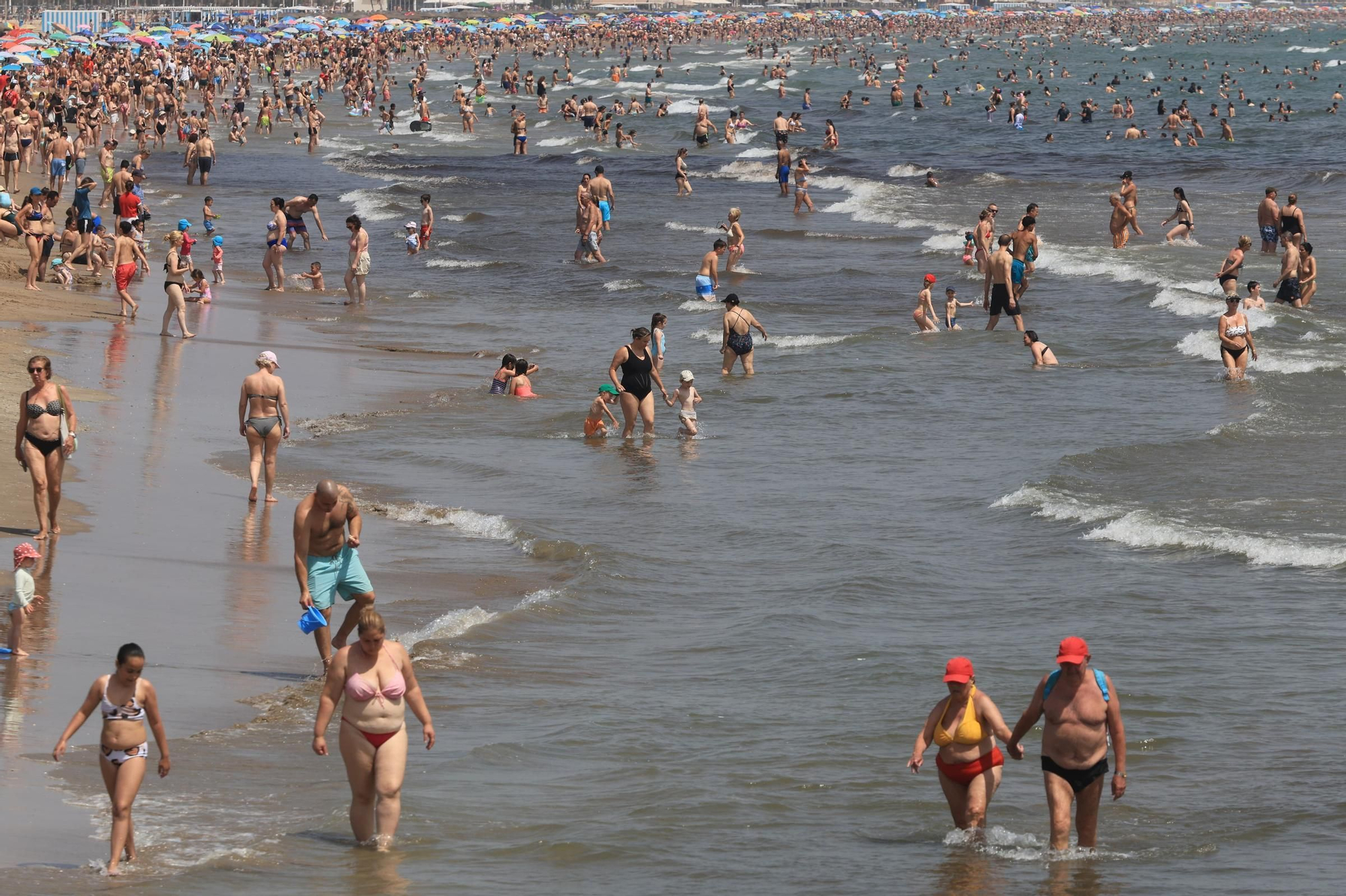 Lleno en la playa de València en un domingo con más de 30 grados