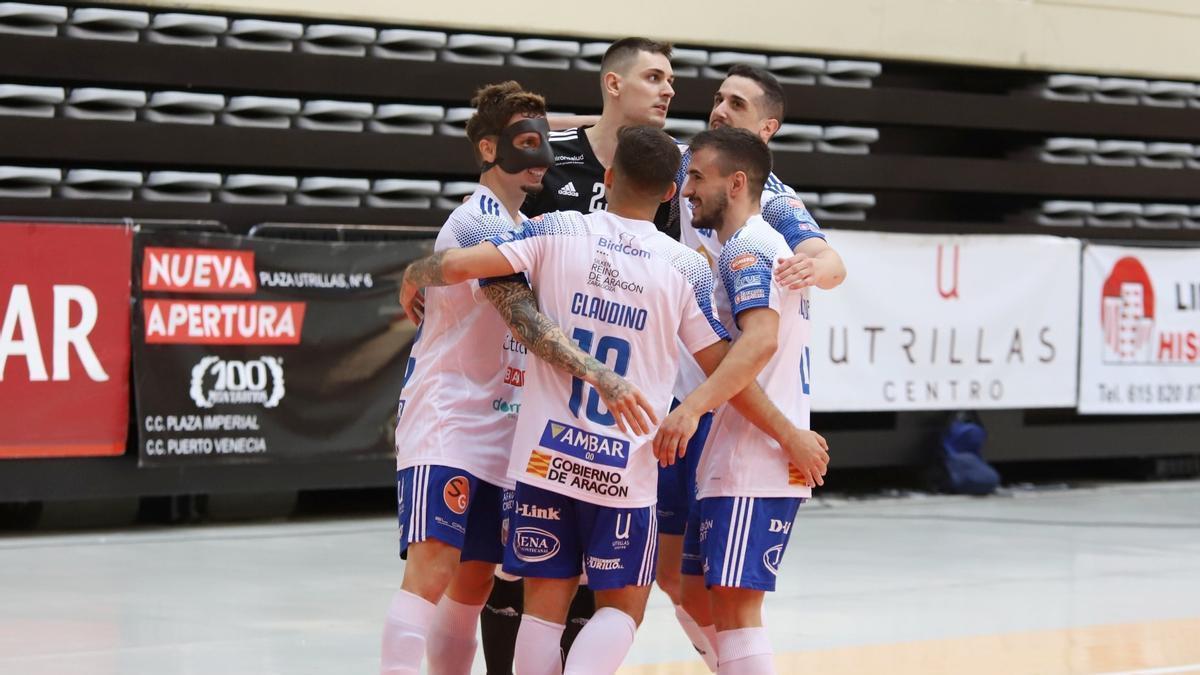 Los jugadores del Fútbol Emotion celebran un gol durante un partido.