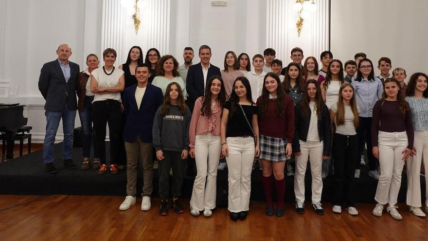 La Semana de la Educación de Xàtiva reconoce al profesorado jubilado y la excelencia académica