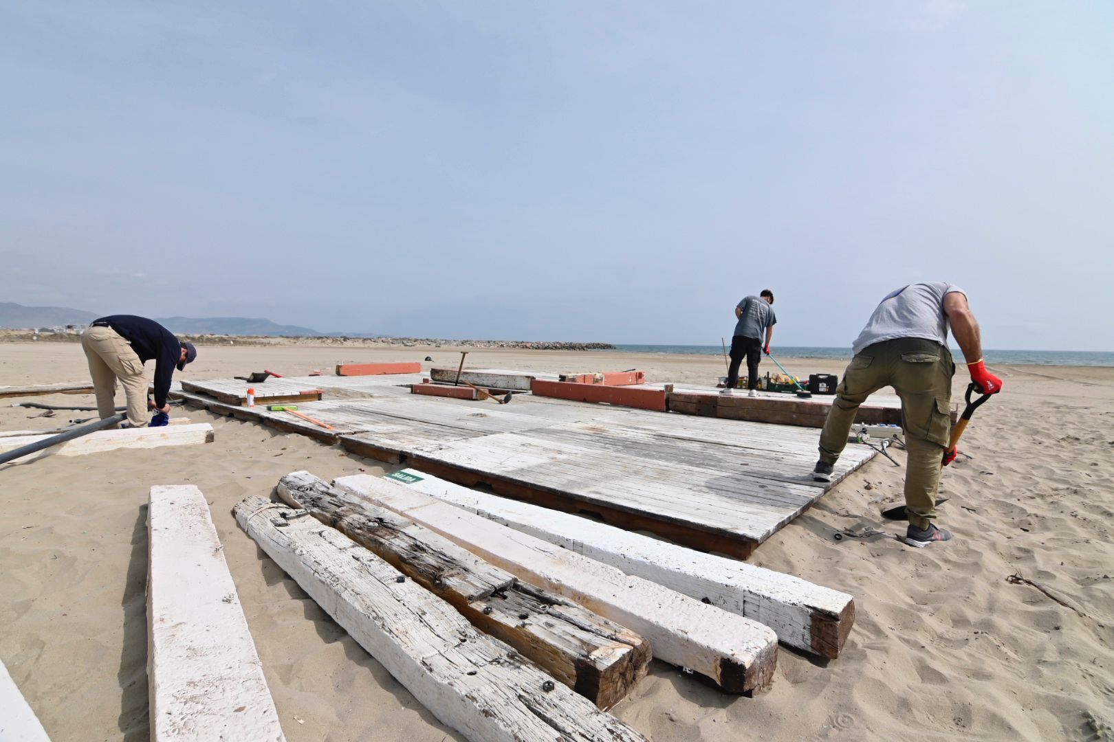 Un momento del montaje de uno de los chiringuitos en la playa del Gurugú, este miércoles.