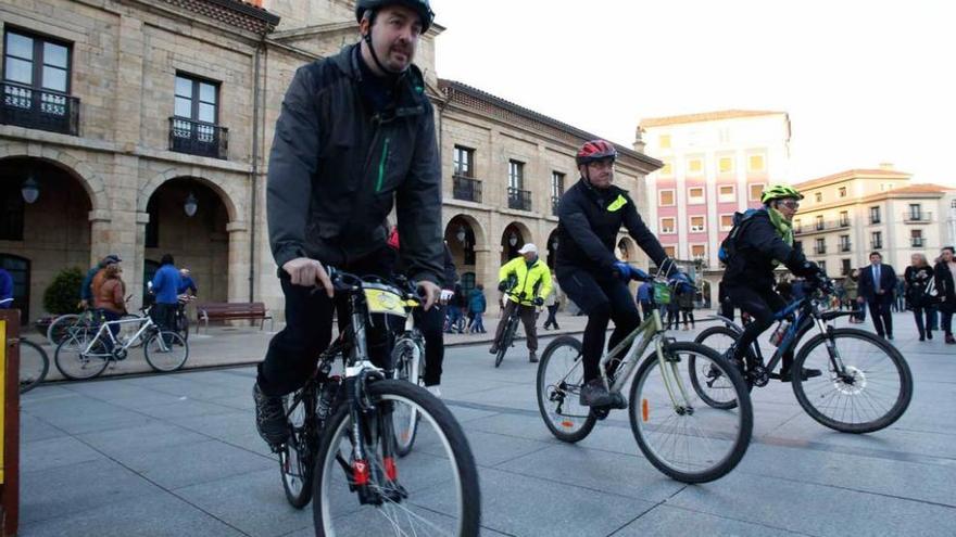 Participantes en el encuentro de ciclistas, en la plaza de España.