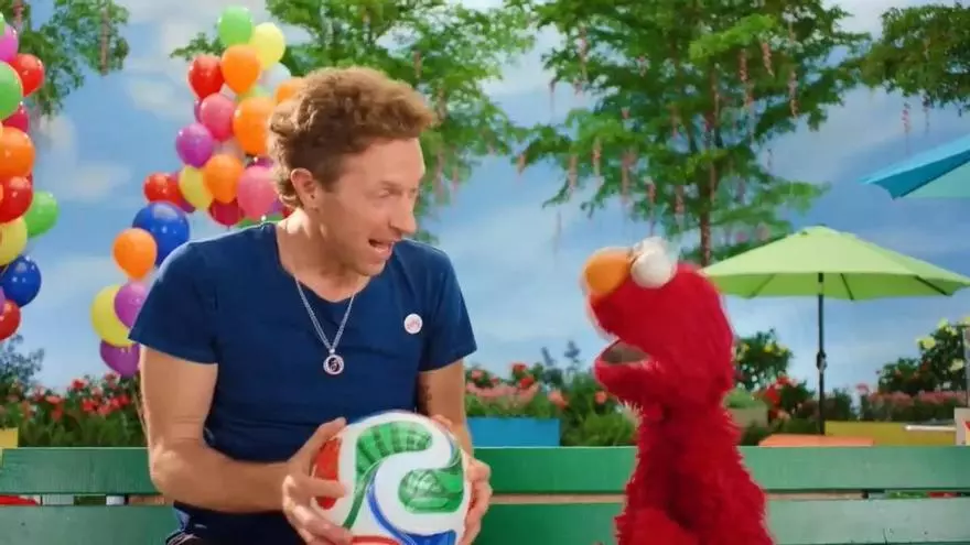 Elmo y Chris Martin se lanzan a fichar artistas para el descanso de la final del Mundial