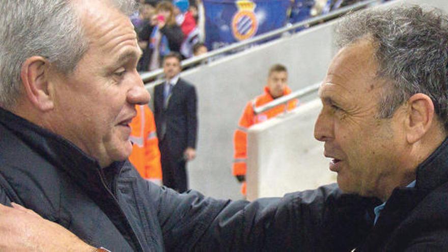 Caparrós, técnico del Mallorca, saluda a Javier Aguirre (ahora entrenador bermellón) antes de jugar con el Espanyol